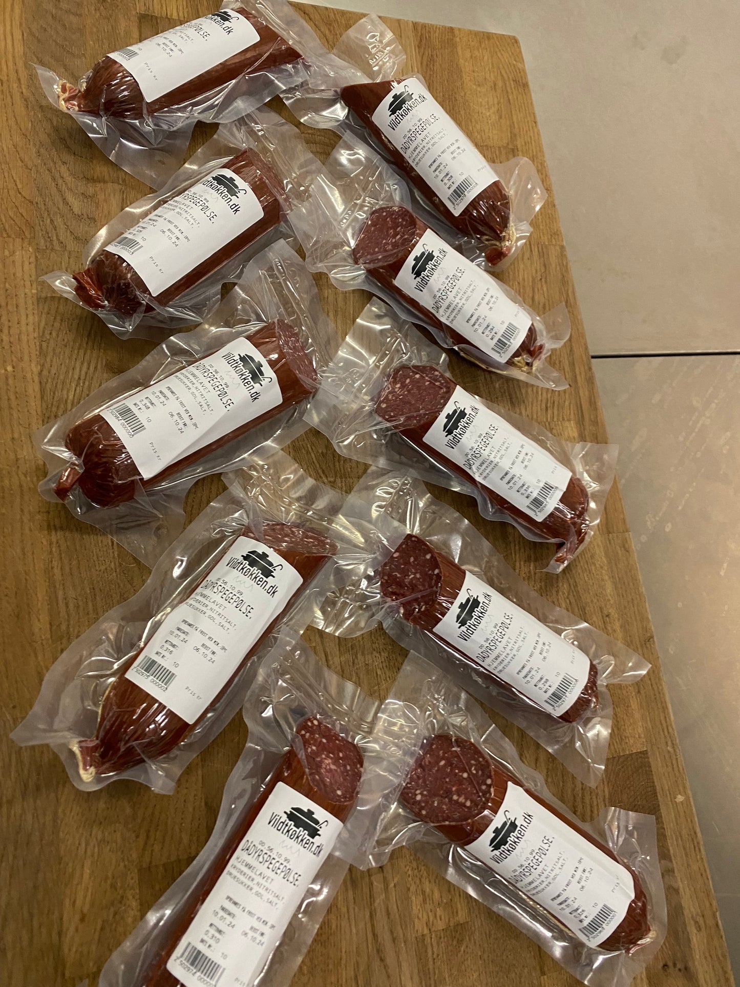 Luksus spegepølser af rent (dådyrkød) en halv. Ca.300g. pr. Stk.