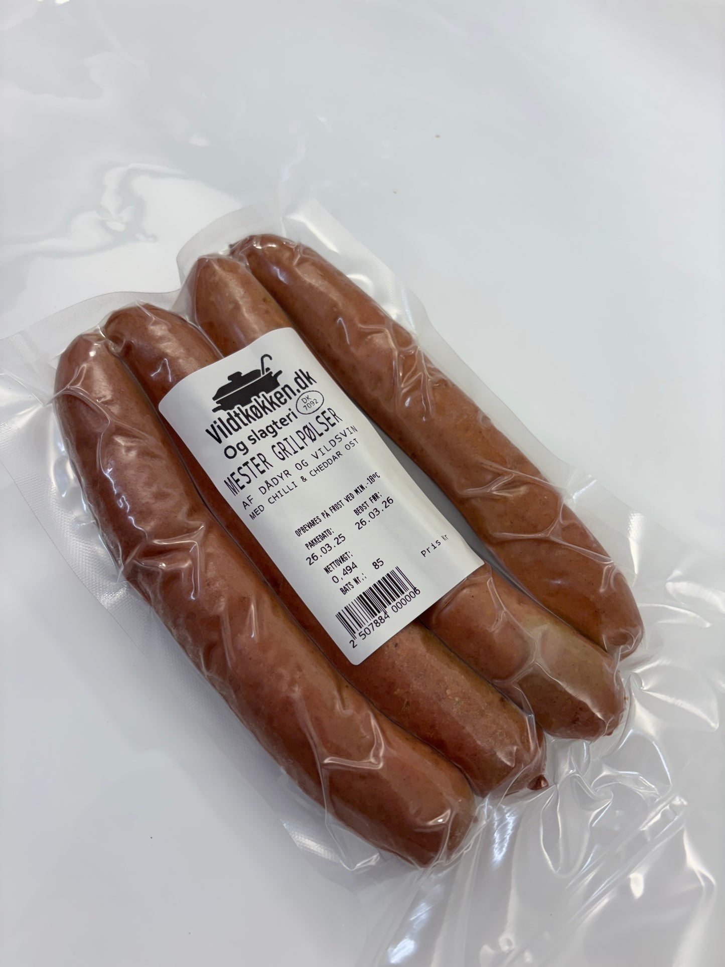 Mesters Grilpølser m. Chilli og Cheddar ost. Lavet Dådyr og Vildsvinkød.4. Stk. Ca 398-410g Pr.Pakke.